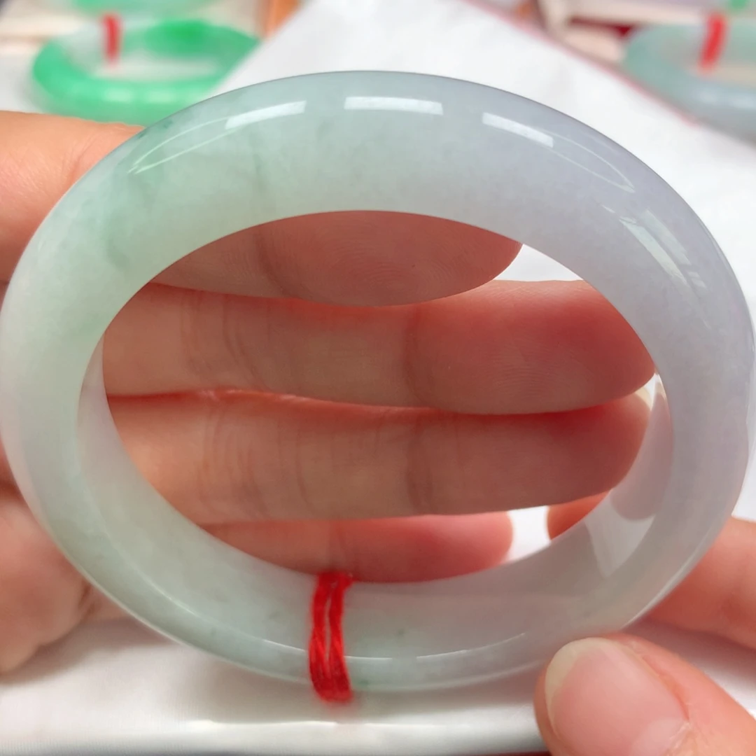 翡翠未镶嵌手镯冰底淡春彩