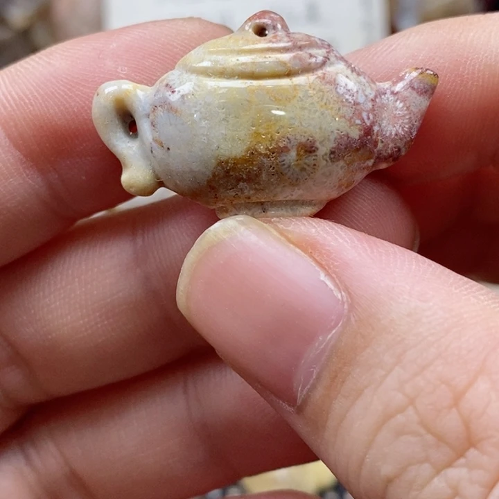 硅化珊瑚（珊瑚玉）颈饰未镶嵌有瑕小吊坠