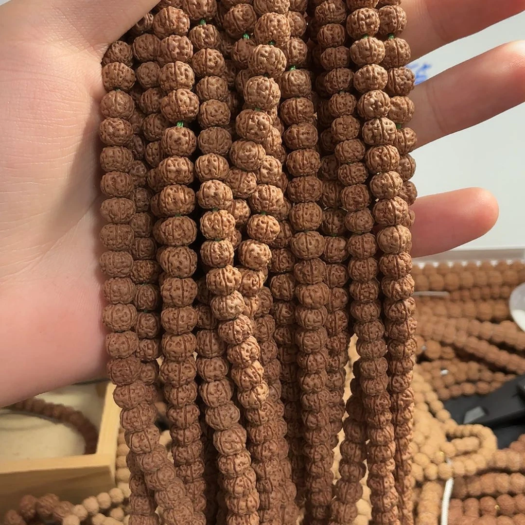 金刚菩提吊坠龙骨梅花，一条保手持