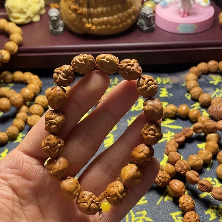 龙纹桃核雕刻瑕疵鼠你有钱