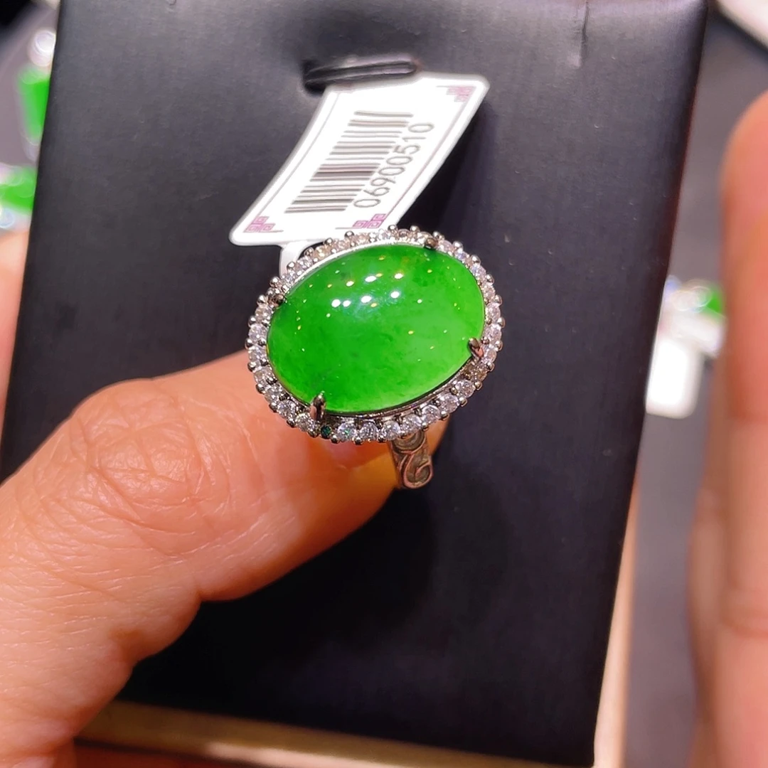 翡翠未镶嵌颈饰戒指