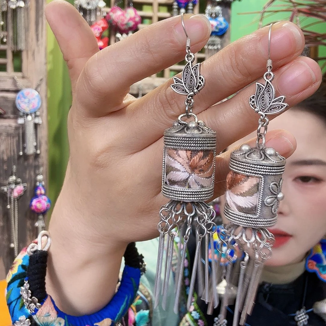 织绣耳环。