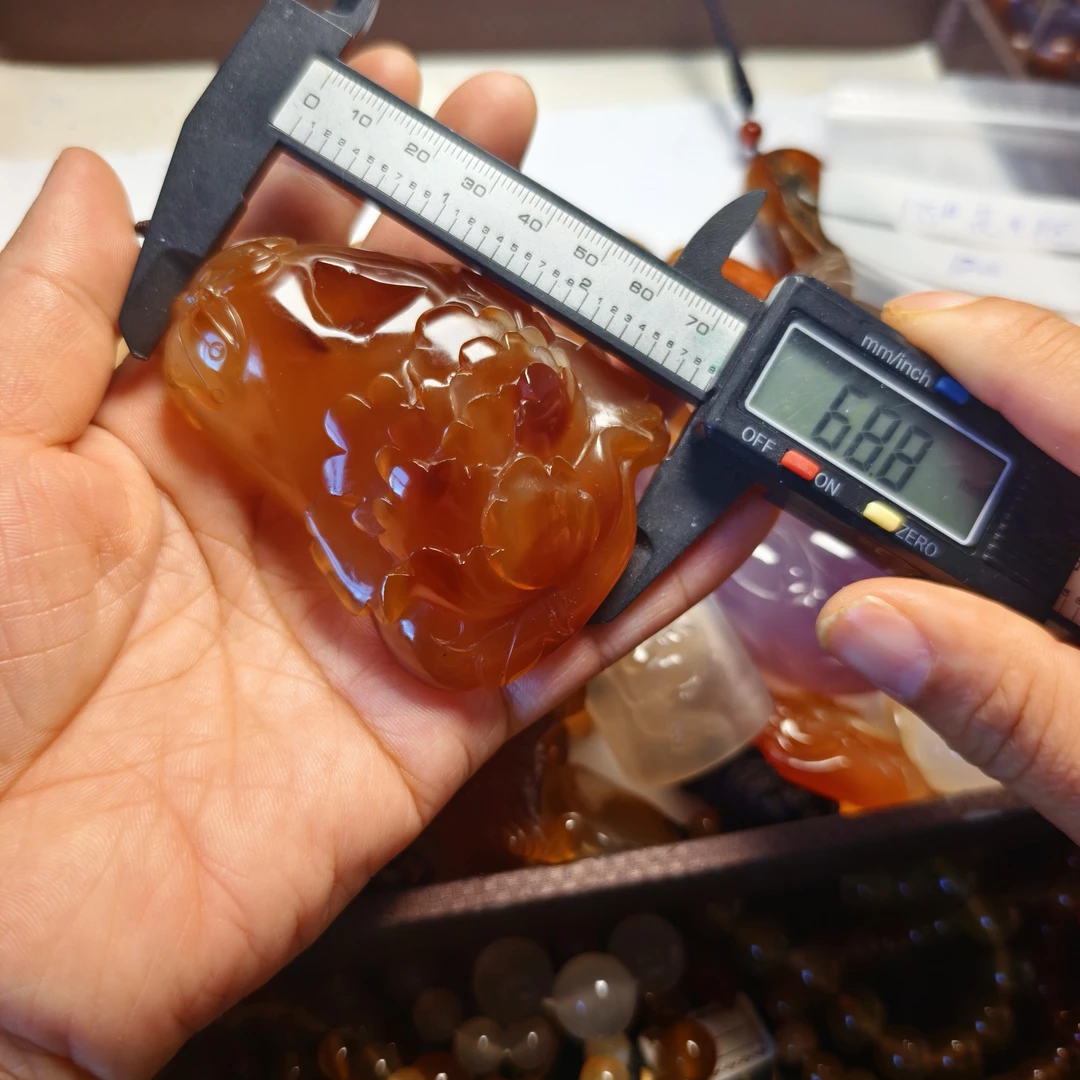 135号北红天然玛瑙花手把件