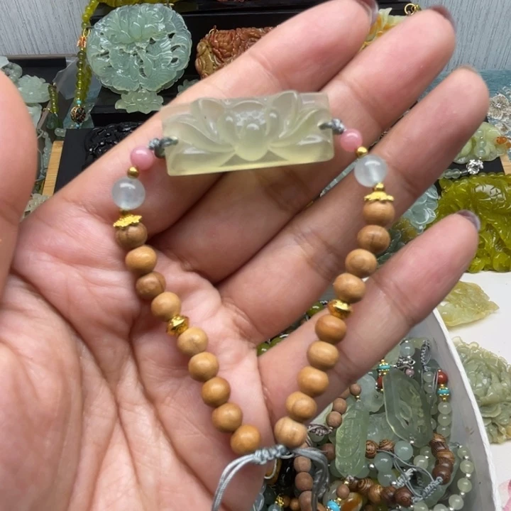 蛇纹石玉未镶嵌颈饰