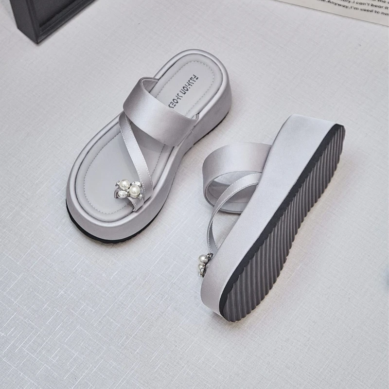 高级感水钻套趾一字拖鞋女夏季外穿2025新款小个子增高厚底沙滩鞋