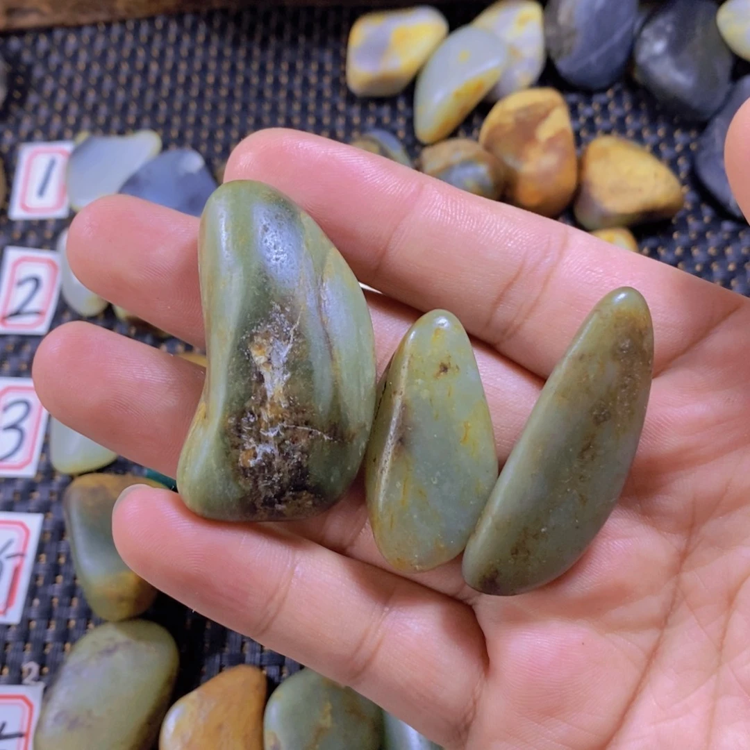颈饰未镶嵌和田玉（糖玉）