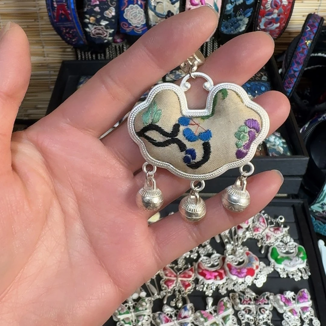 织绣民族风刺绣吊坠