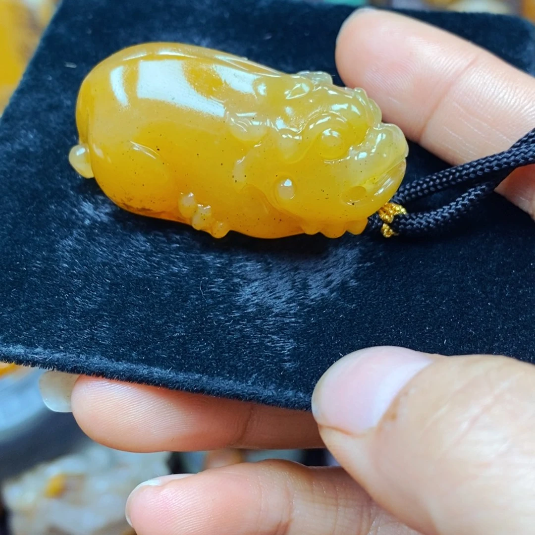 未镶嵌石英质玉（黄龙玉）颈饰
