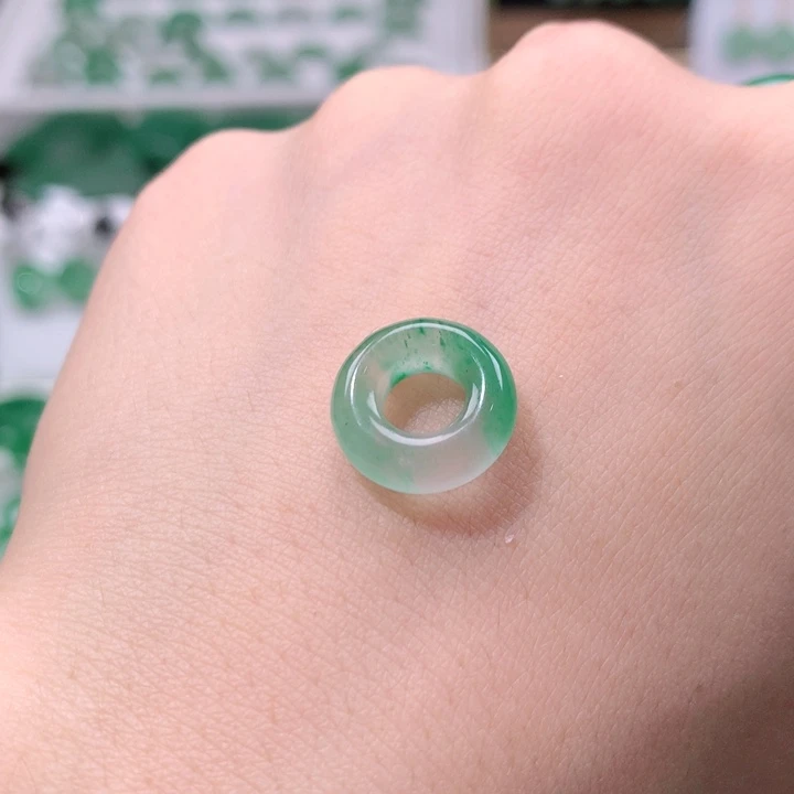 石英质玉未镶嵌颈饰枝*