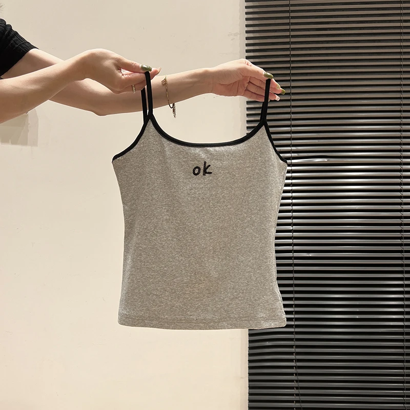 纯欲灰色字母刺绣大u领吊带背心女2025夏新款撞色拼接无袖小上衣