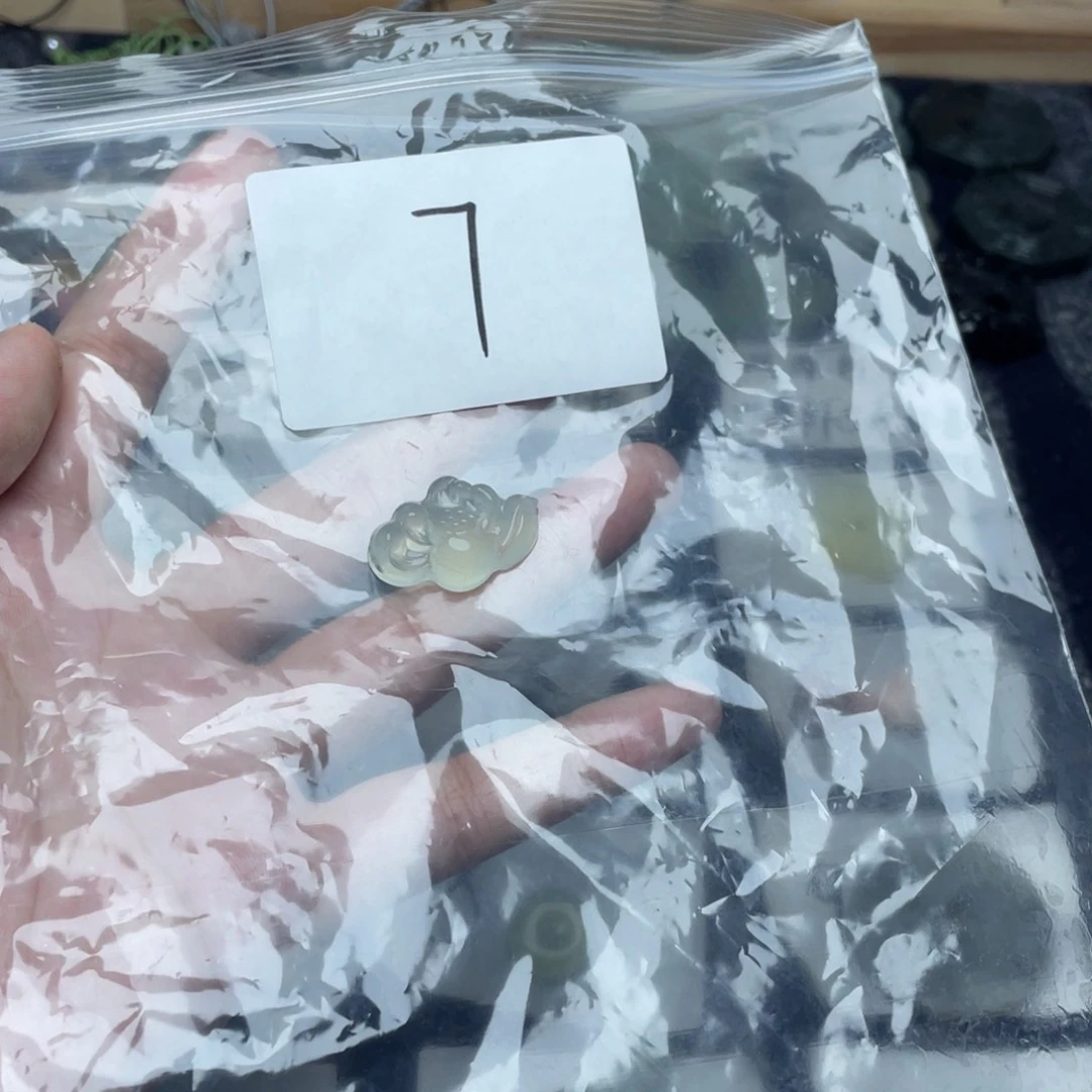 蛇纹石玉未镶嵌颈饰?***人