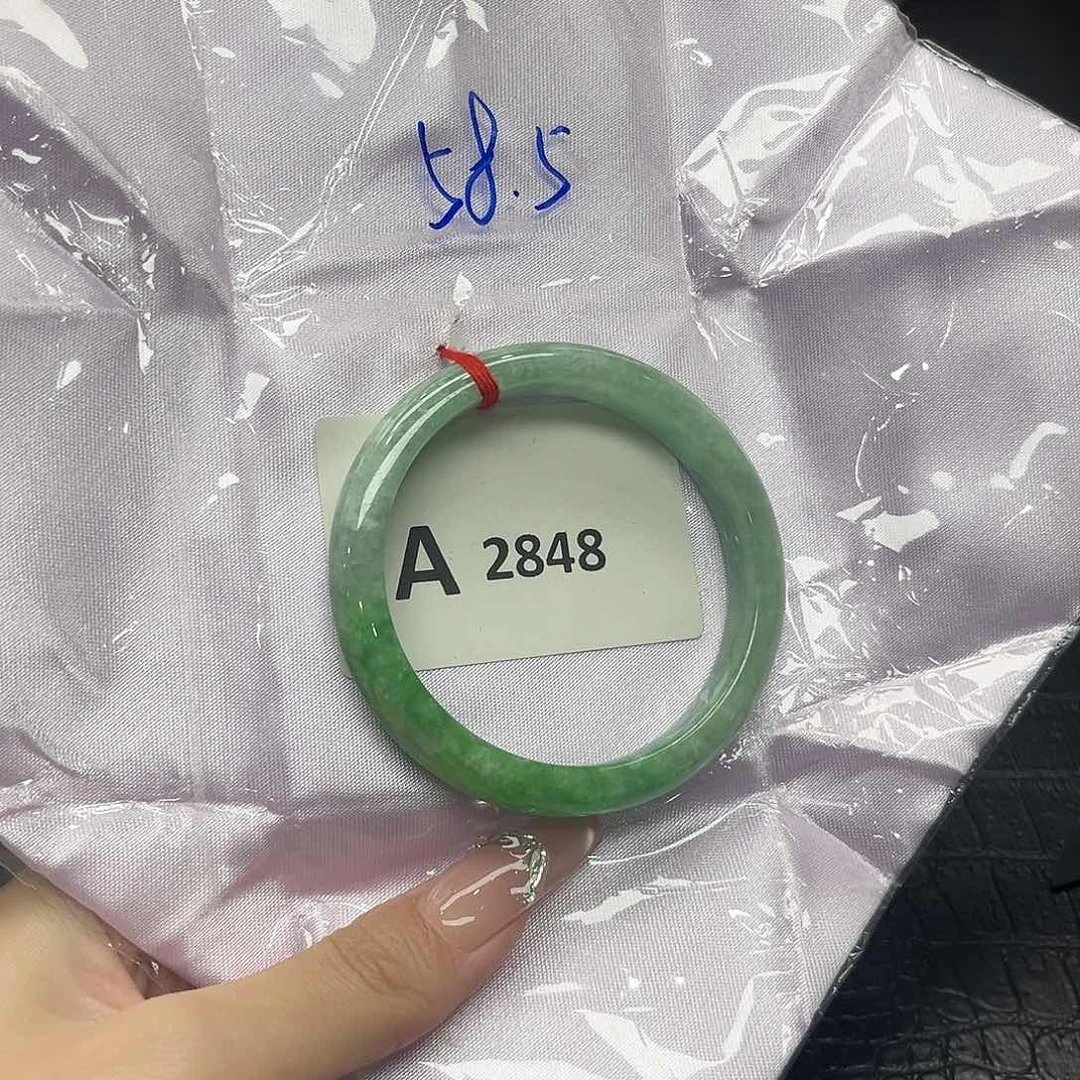 翡翠手镯未镶嵌默认瑕疵