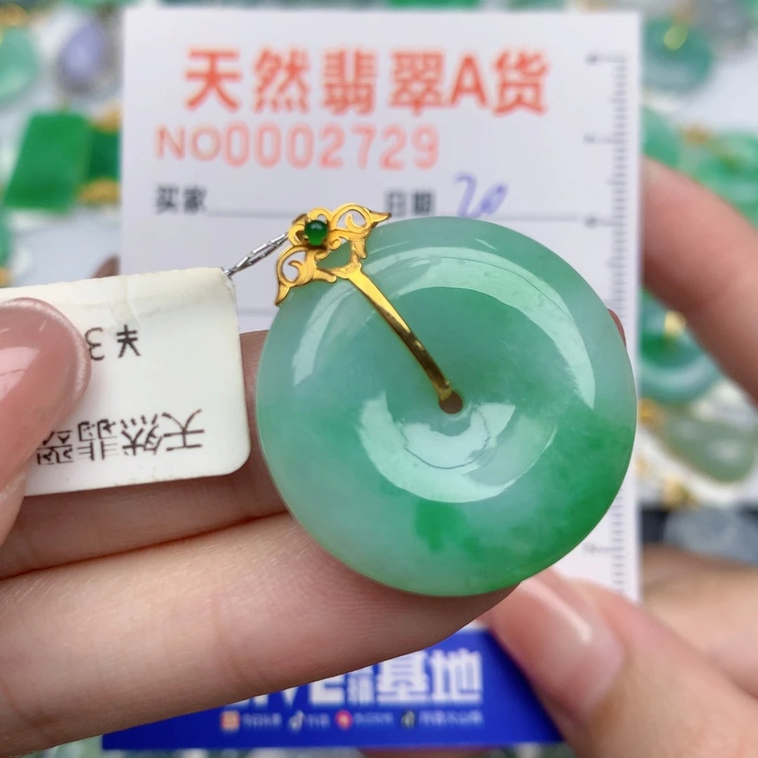 翡翠18K金镶嵌颈饰扣