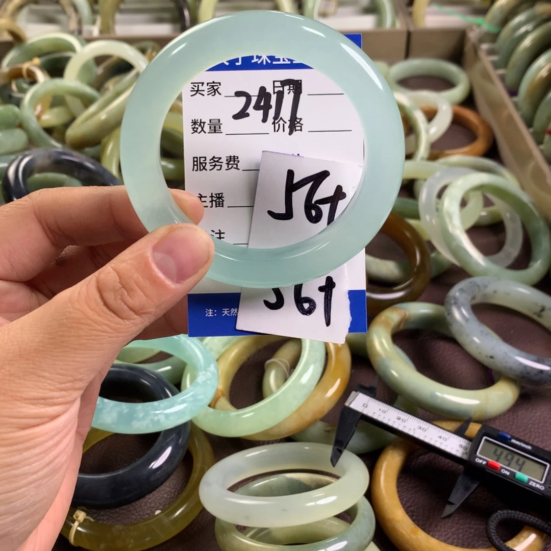 卢***壮蛇纹石玉未镶嵌手镯2417