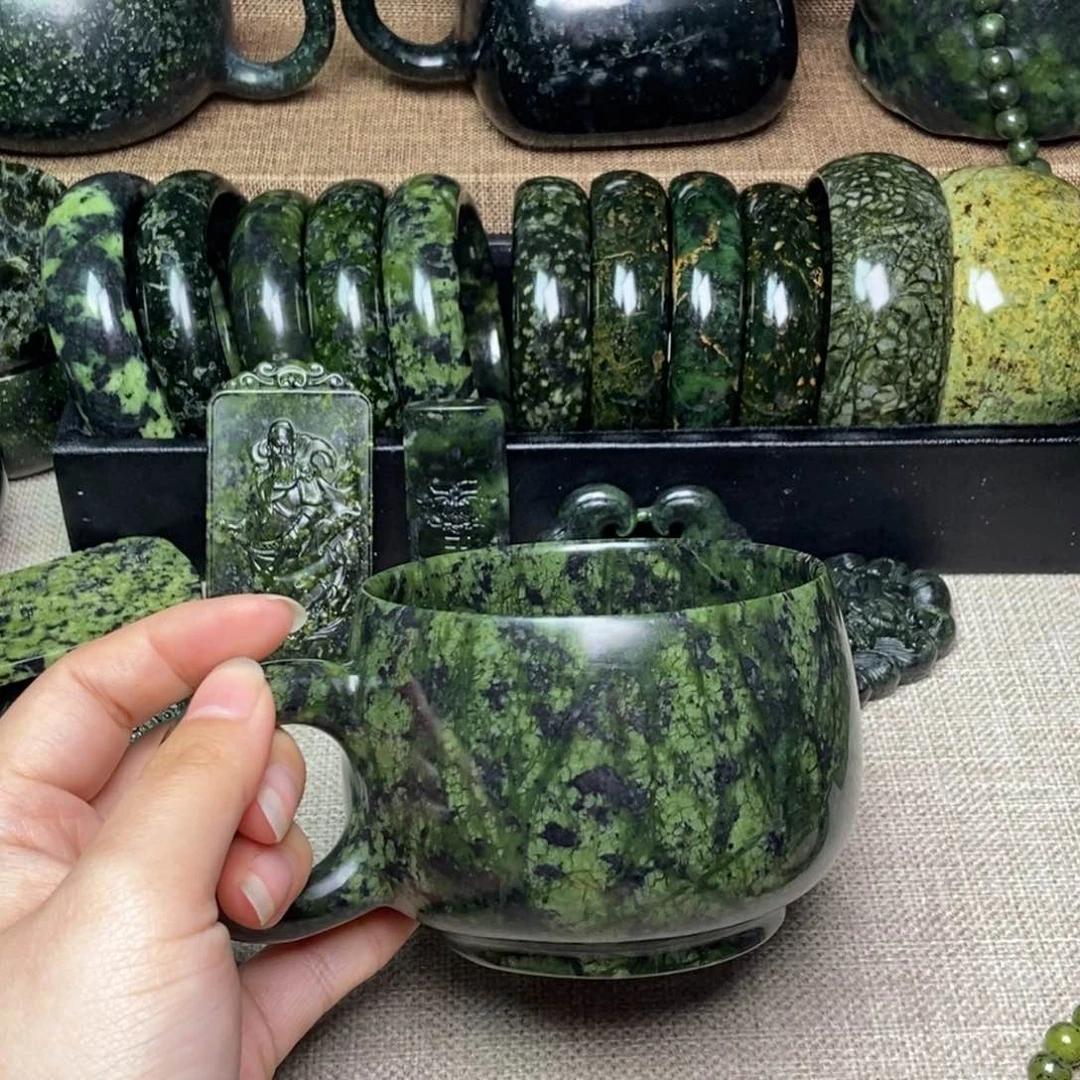 蛇纹石玉未镶嵌颈饰用**辉