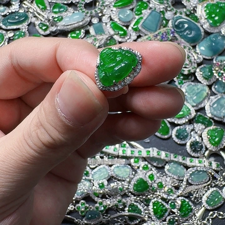 翡翠颈饰未镶嵌天然A货翡翠放漏