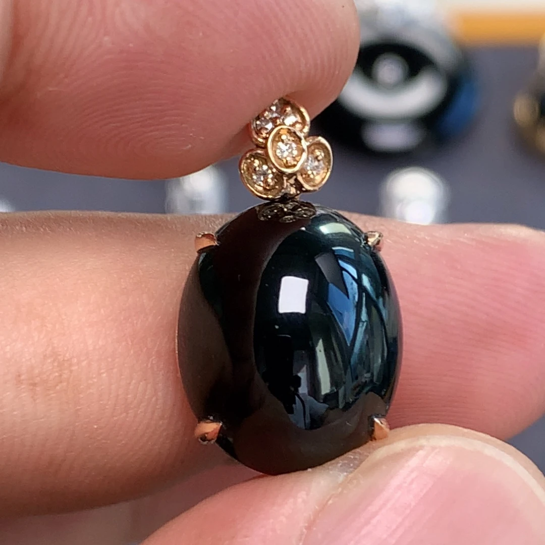 颈饰18K金镶嵌翡翠墨翠蛋面