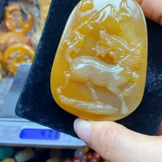 石英质玉（黄龙玉）未镶嵌颈饰