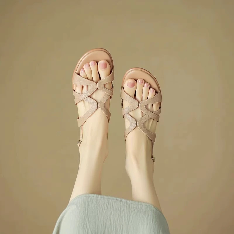 巨温柔~真皮新款露趾凉鞋女2025夏复古一字式扣带休闲通勤粗跟鞋