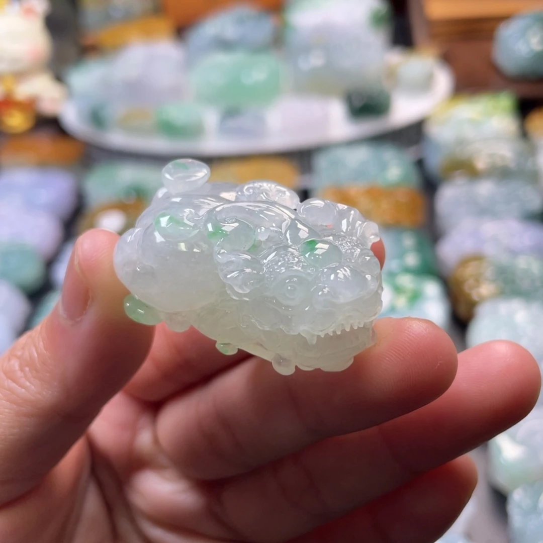翡翠未镶嵌颈饰貔貅