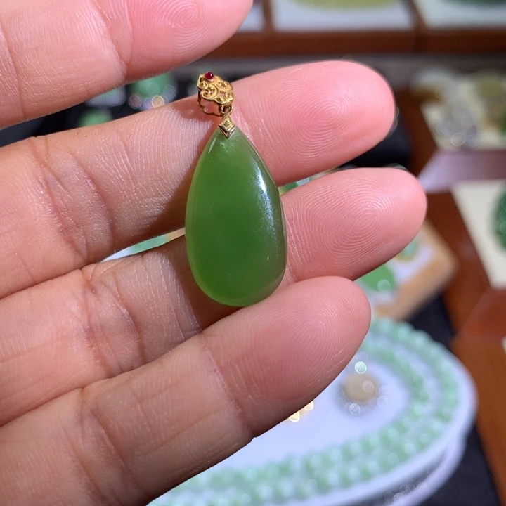 颈饰18K金镶嵌和田玉（碧玉）