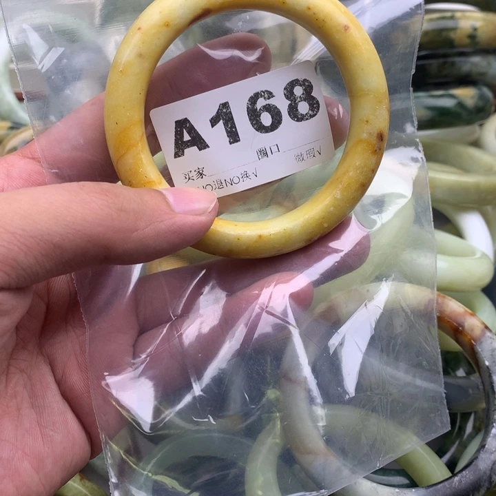 杜***若未镶嵌蛇纹石玉手镯