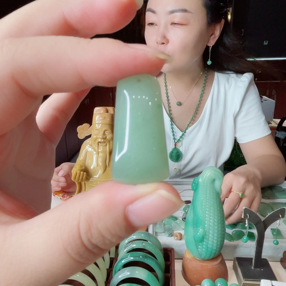 颈饰未镶嵌密玉（石英质玉）