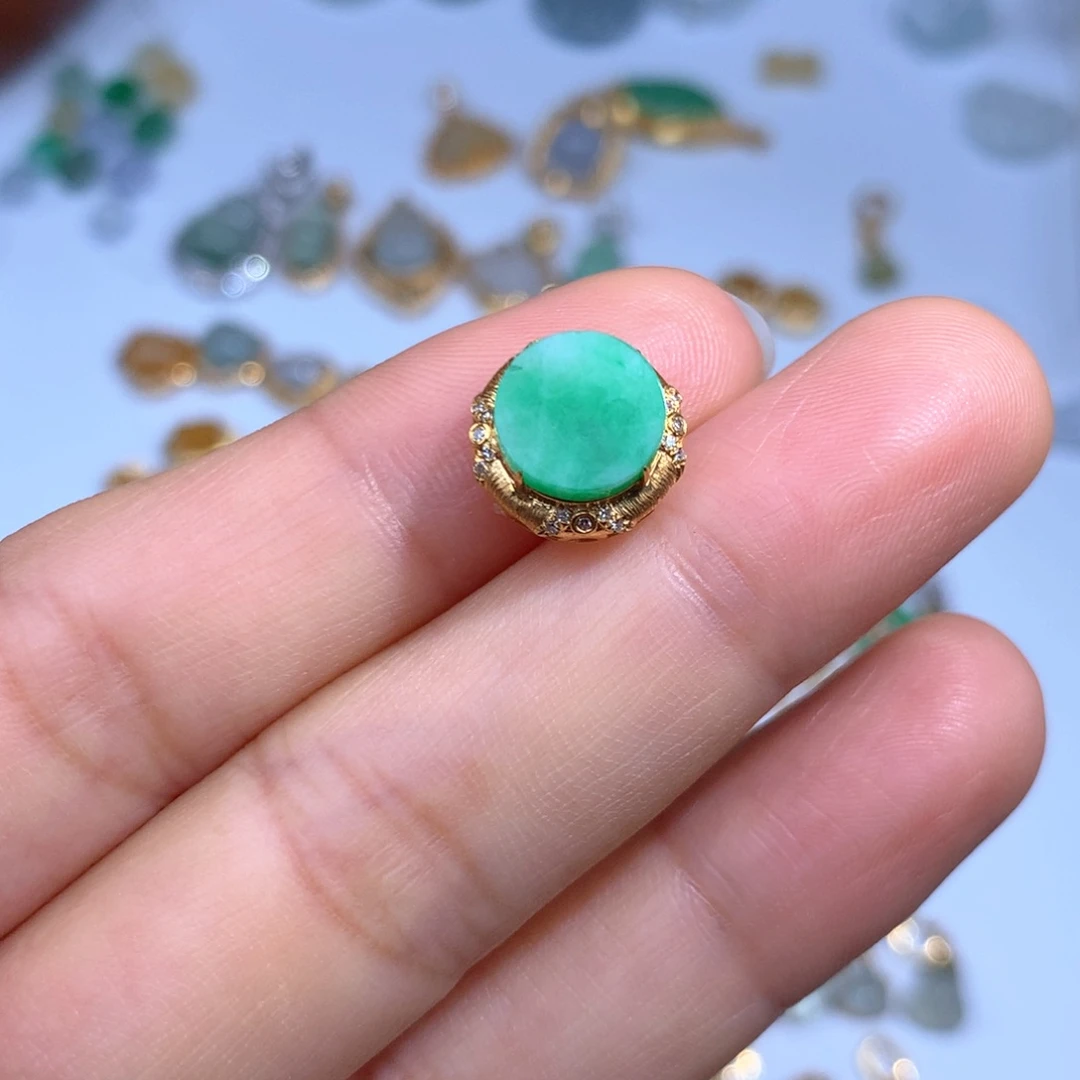 翡翠18K金镶嵌项链绿圆牌