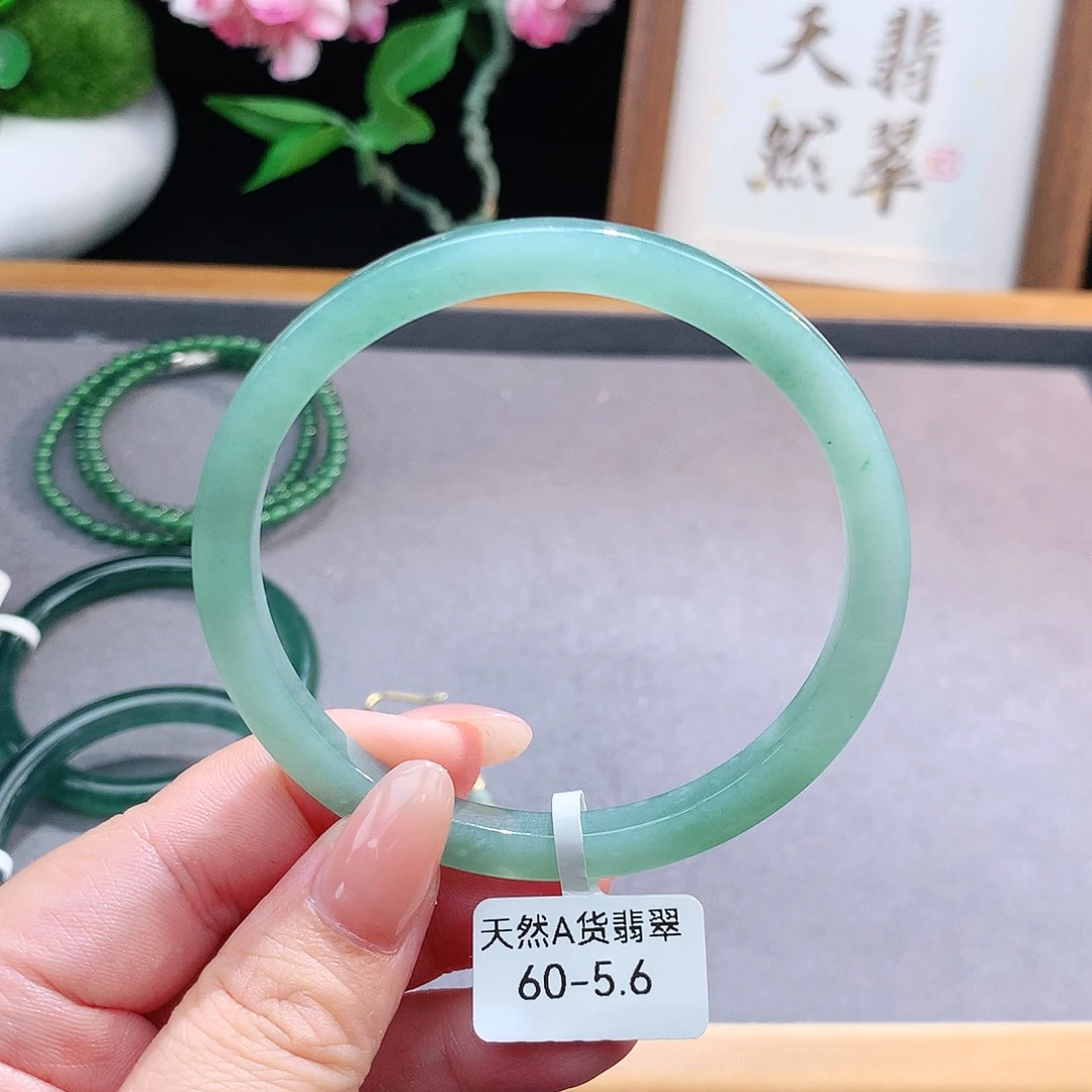 未镶嵌手镯（圆镯）翡翠