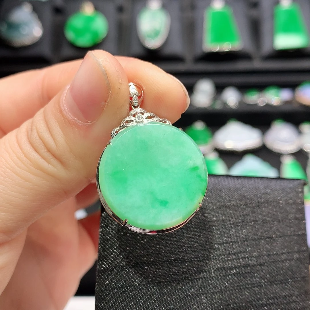 翡翠颈饰18K金镶嵌圆牌