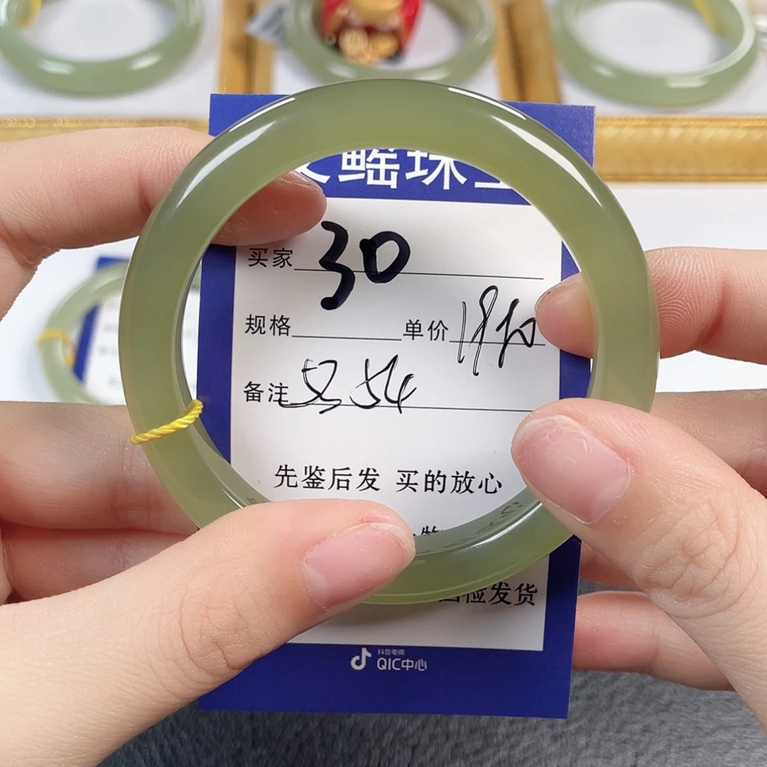 和田玉未镶嵌手镯