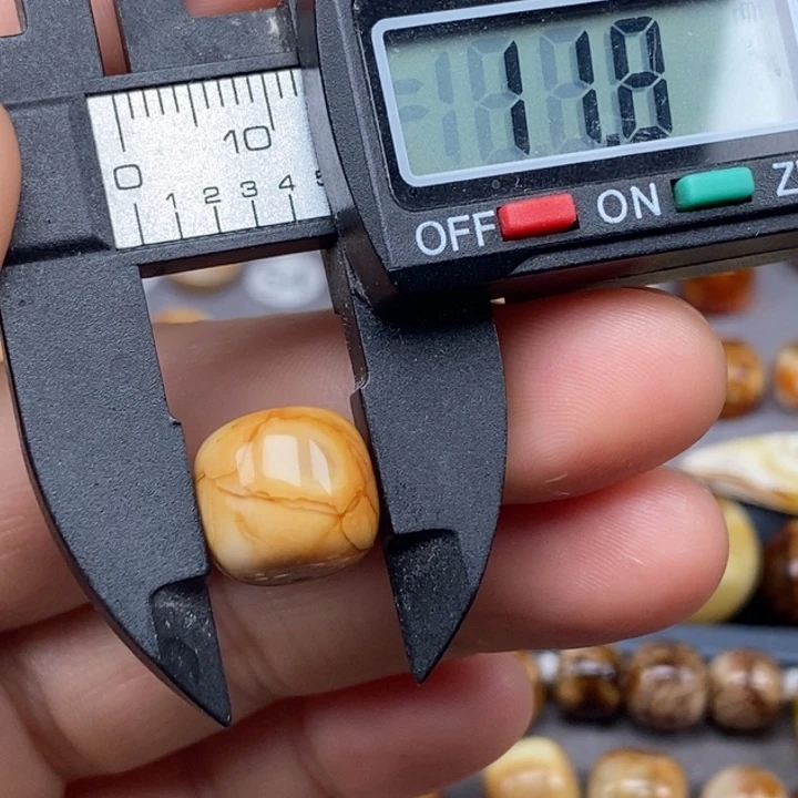 琥珀颈饰未镶嵌老型