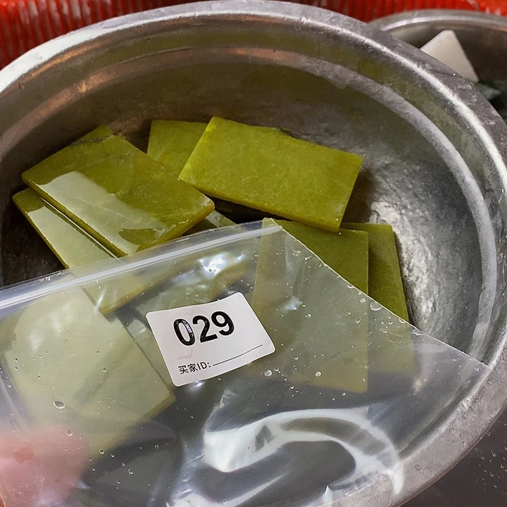 蛇纹石玉未镶嵌珠宝半成品蛮**哥