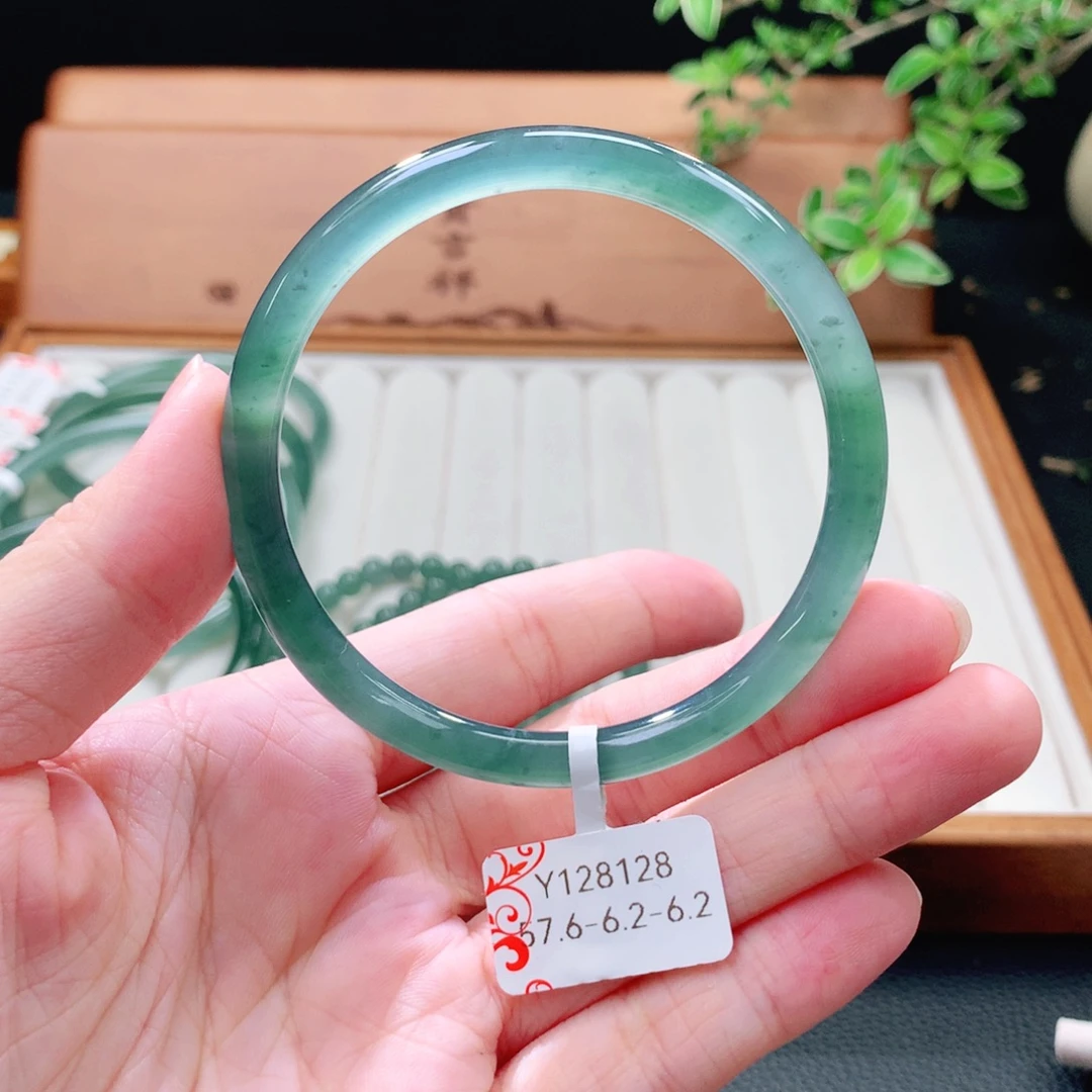 未镶嵌手镯（圆镯）翡翠