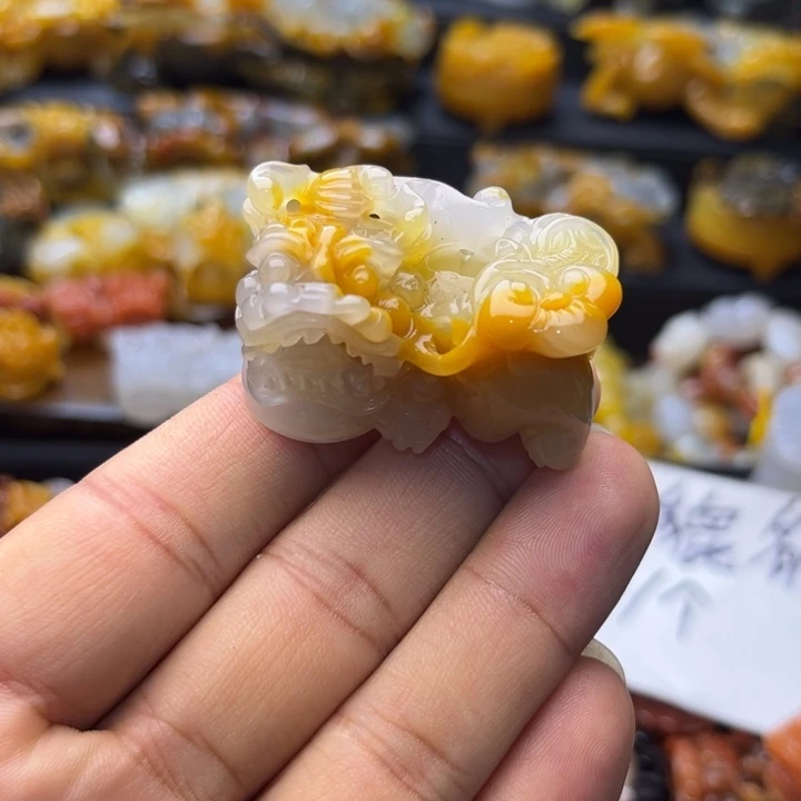 石英质玉（黄龙玉）未镶嵌颈饰