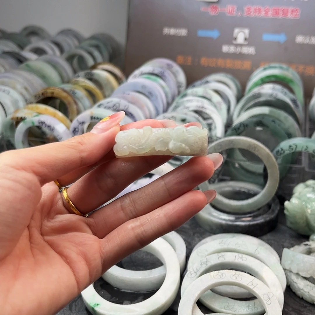 定制翡翠未镶嵌手牌