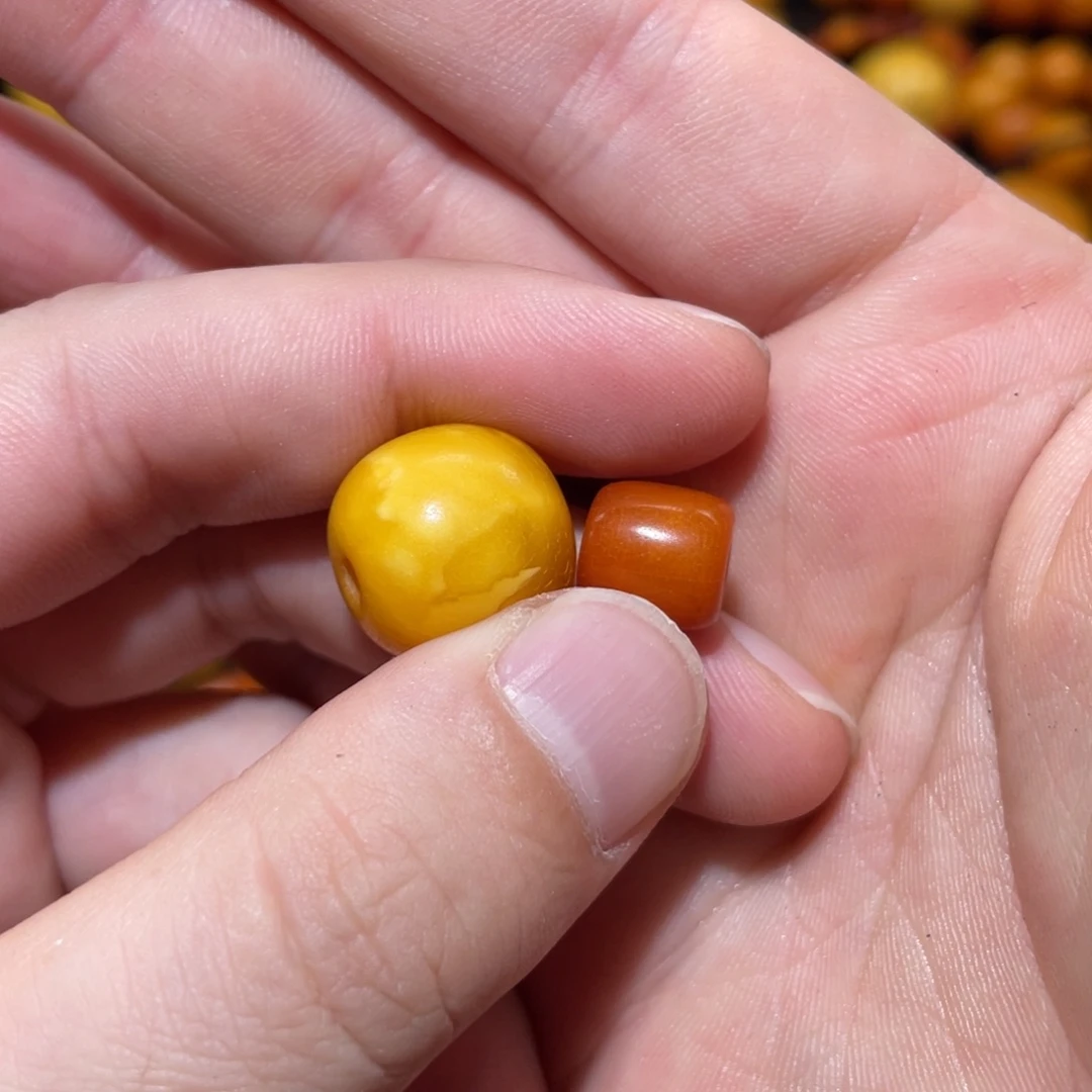 子***悦未镶嵌琥珀裸石两颗