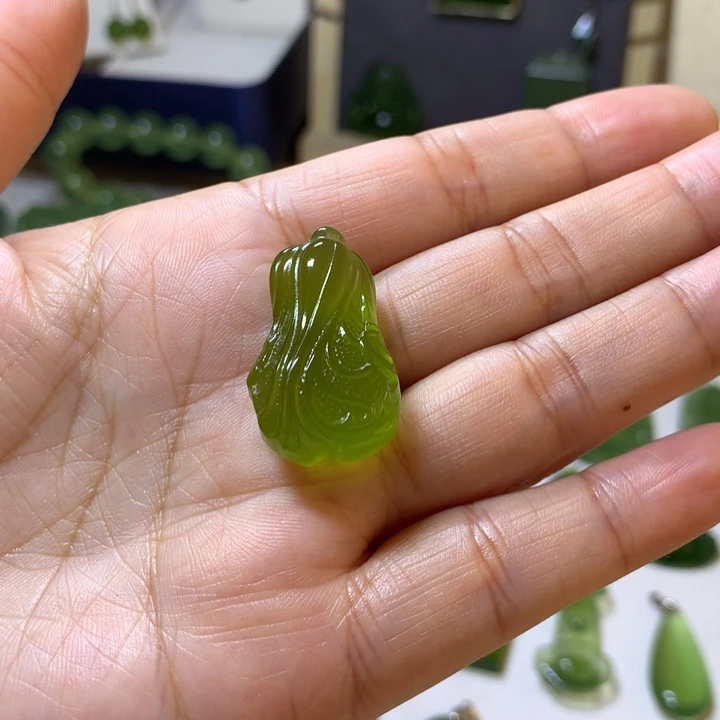 岫玉未镶嵌颈饰吊坠