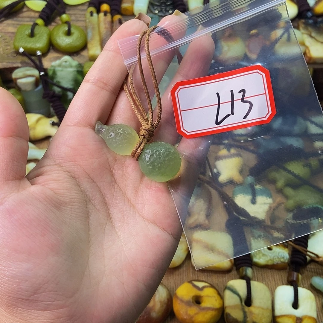 未镶嵌蛇纹石玉挂件是***?
