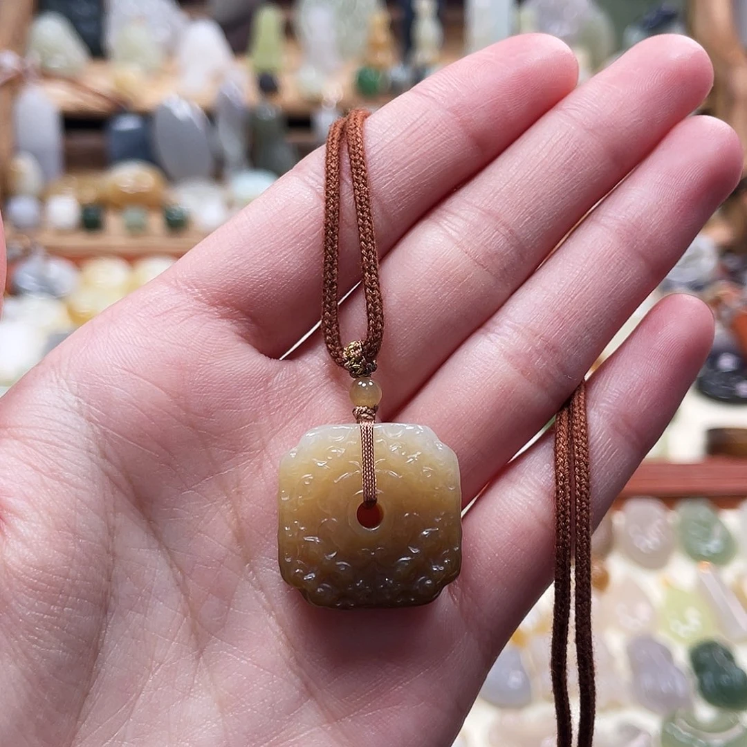 和田玉未镶嵌吊坠(赠链)