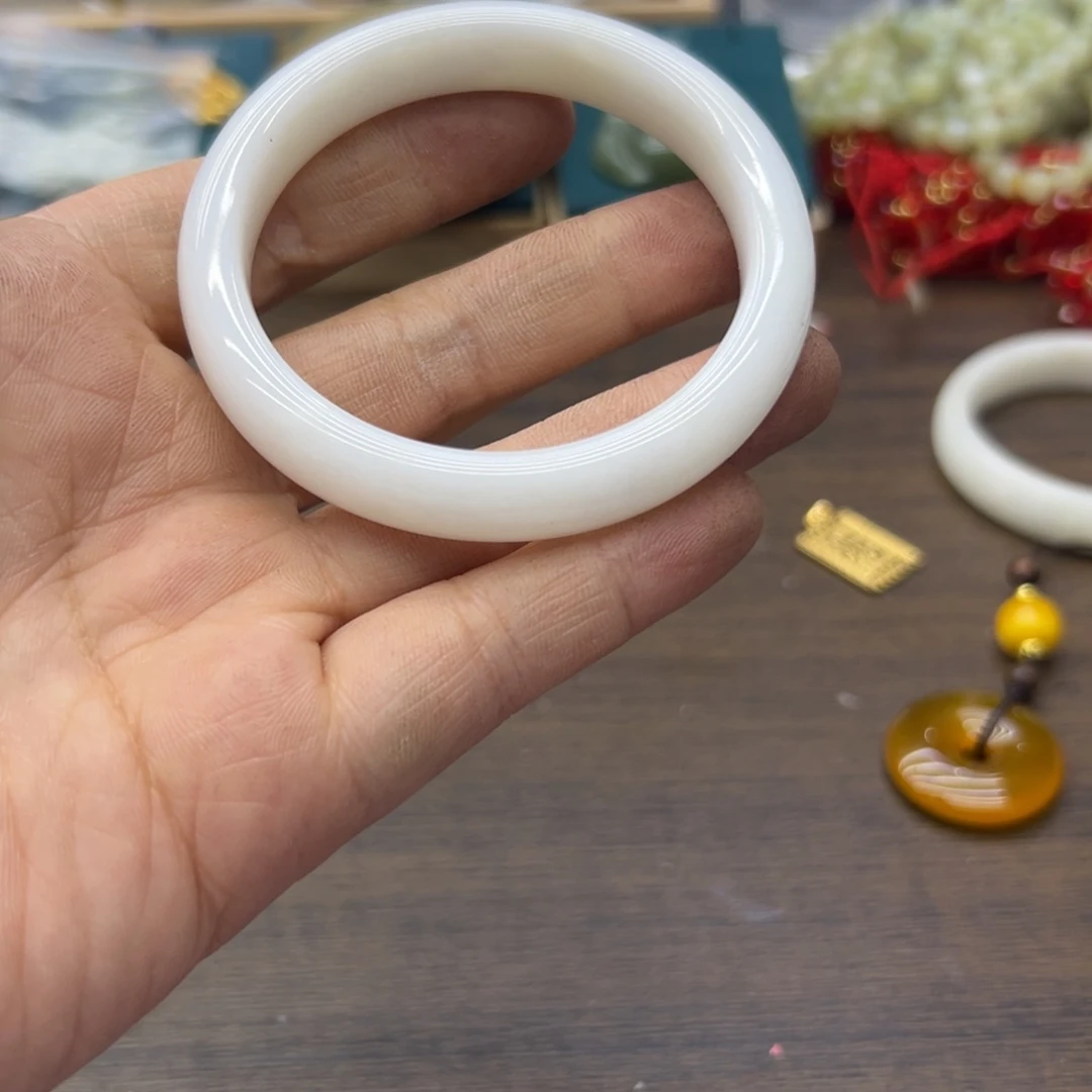 和田玉未镶嵌手镯55圈围1394瑕