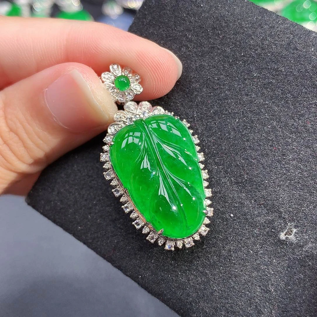 颈饰18K金镶嵌翡翠