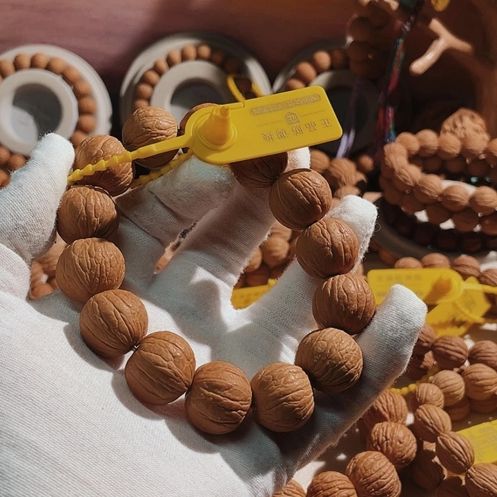 猴头核桃吊坠寻聚宝盆