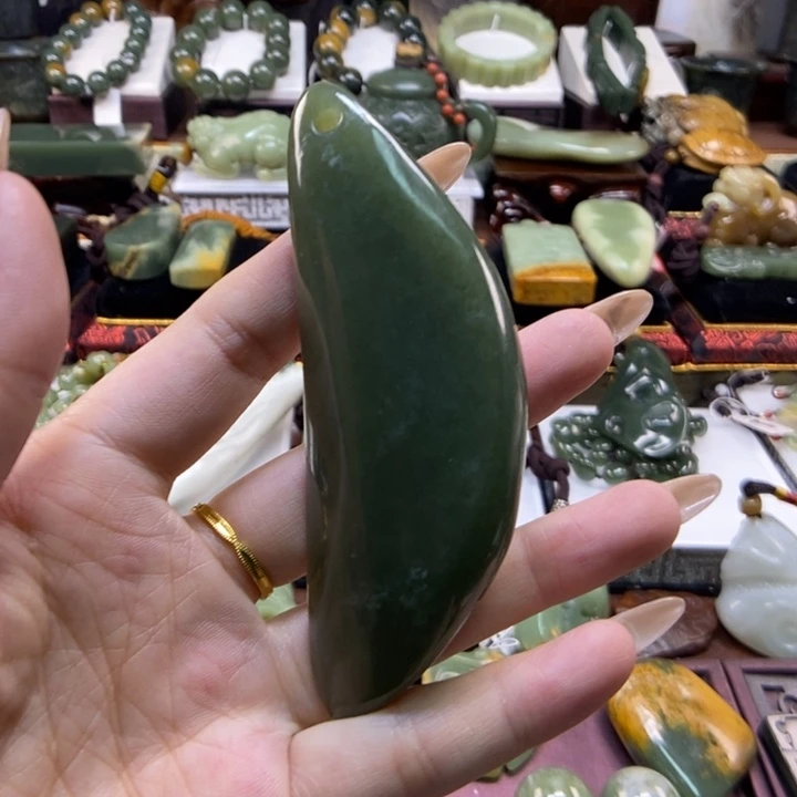 未镶嵌岫岩老玉（透闪石质玉）把件