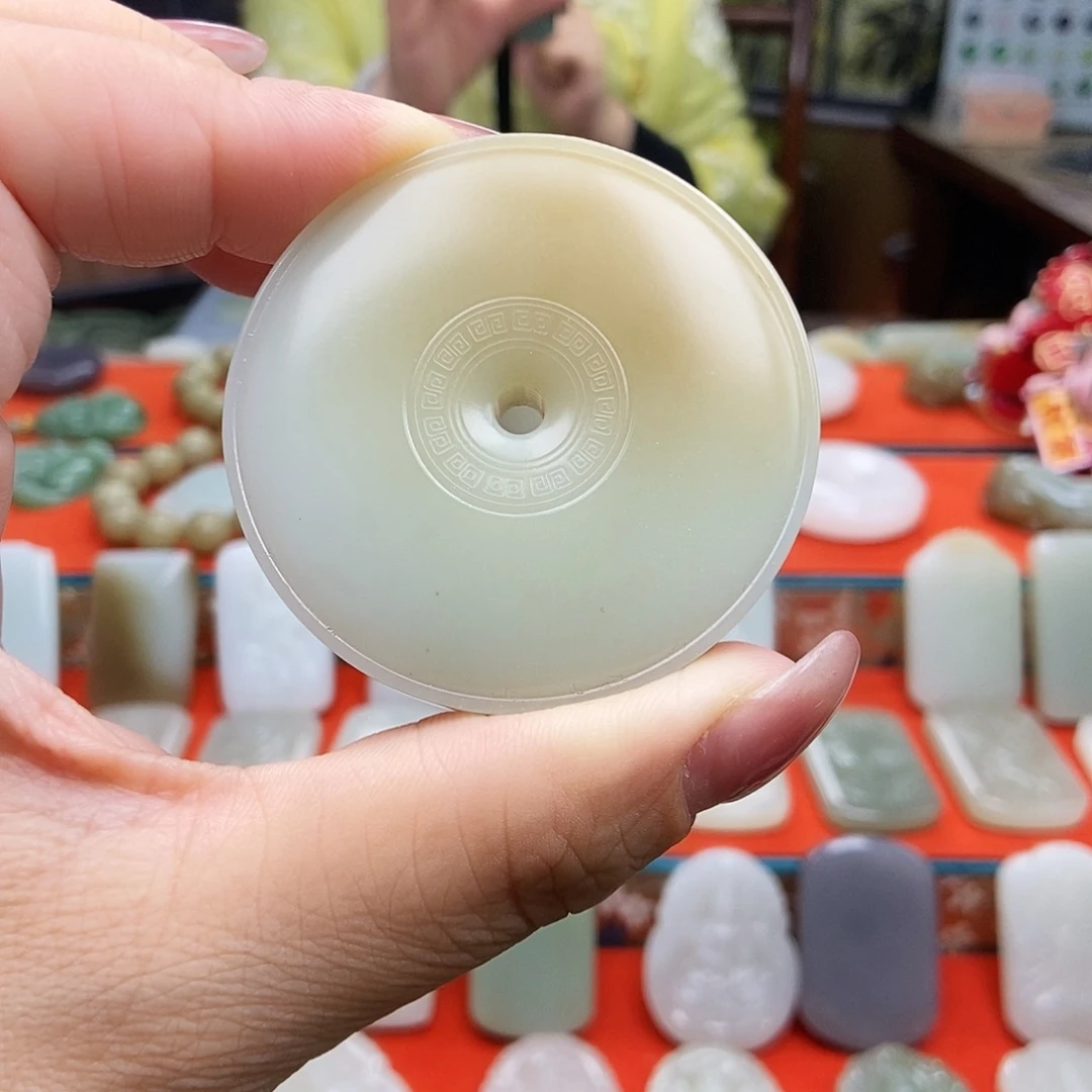 叶***寒和田玉未镶嵌颈饰