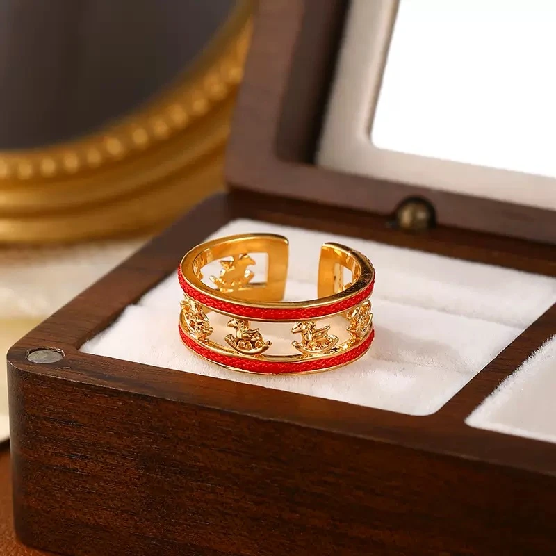 合金布艺戒指 金色红绳节日氛围小马戒指时尚高级感百搭简约指圈