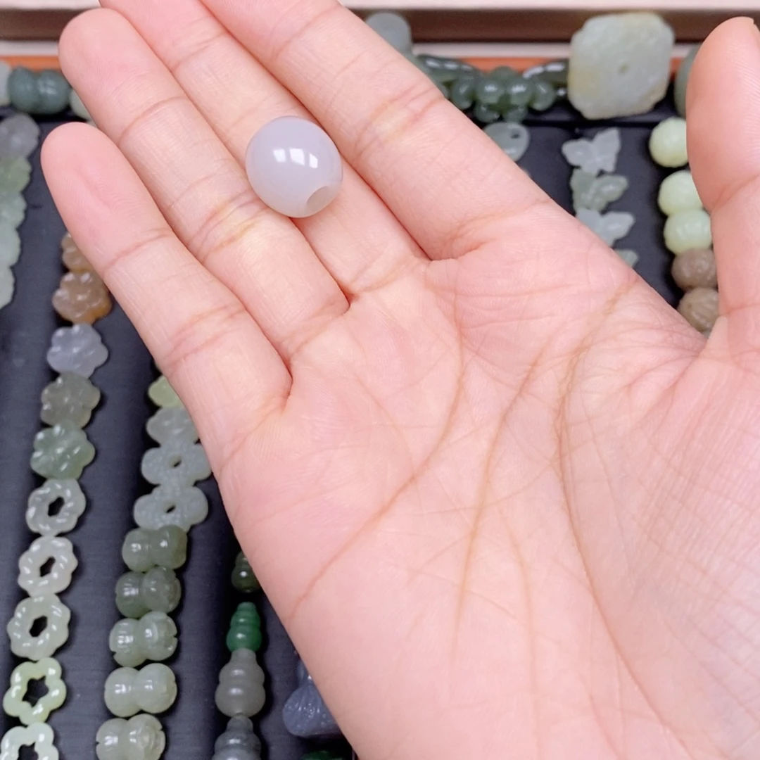 牵***牵和田玉未镶嵌颈饰