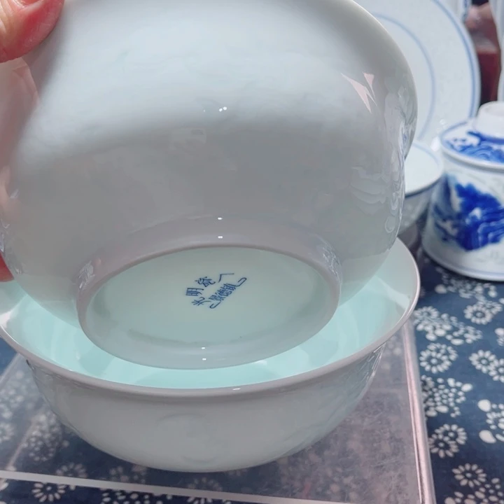 青花玲珑7寸面碗狮子。寿桃各一个小*鼠