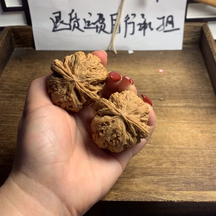 文玩核桃吊坠日****子粗筋