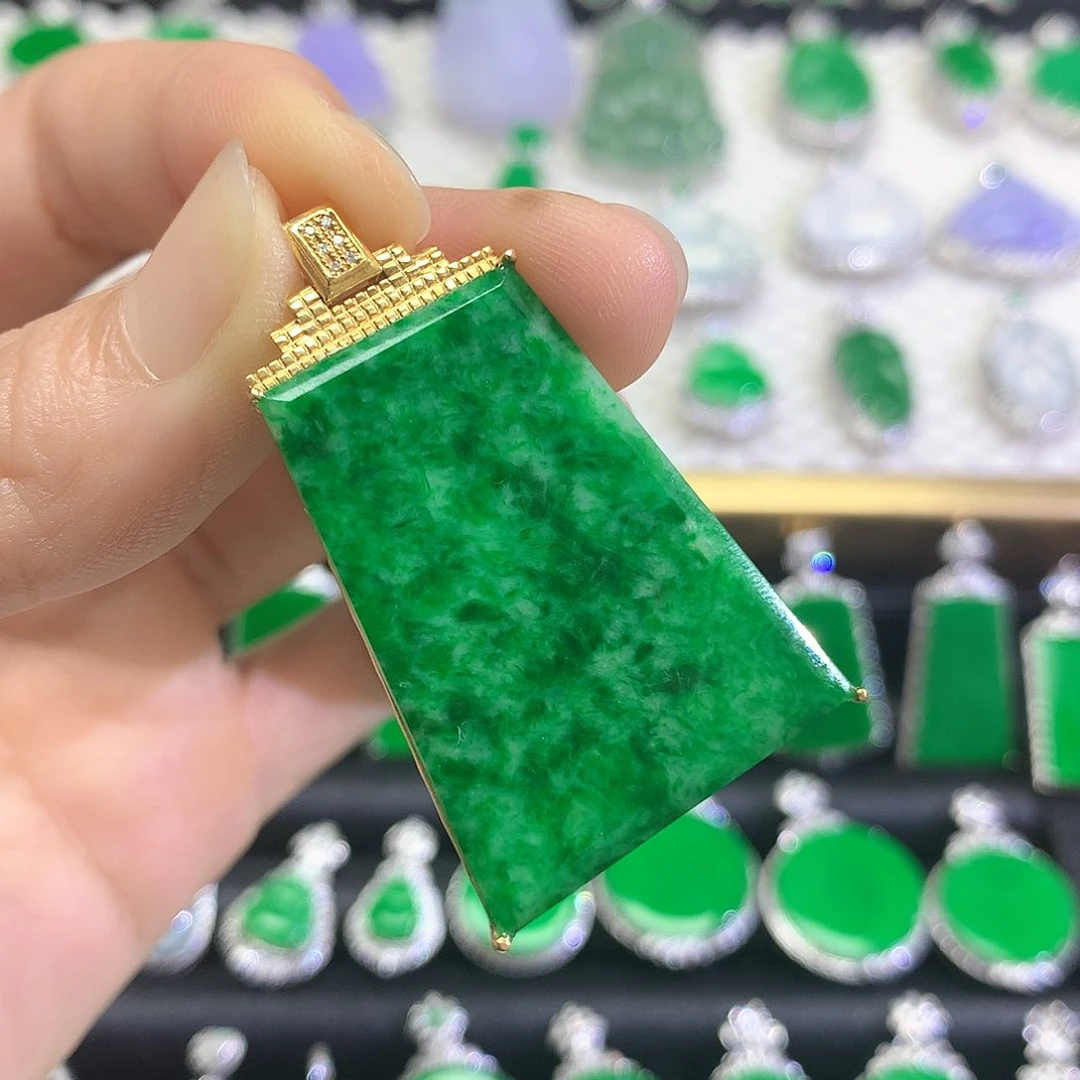 颈饰18K金镶嵌翡翠吊坠